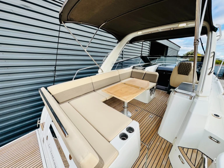 Rent a Jeanneau Leader 30 Fréjus