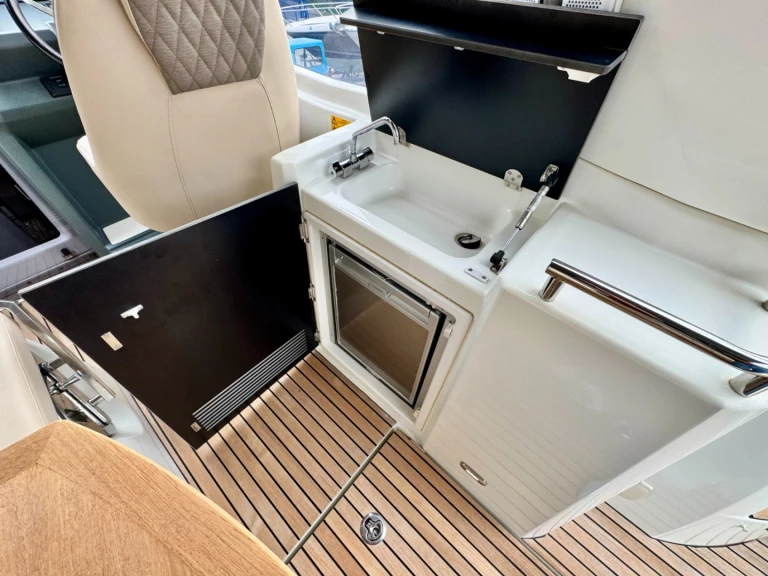 Yacht charter Fréjus cheap Leader 30