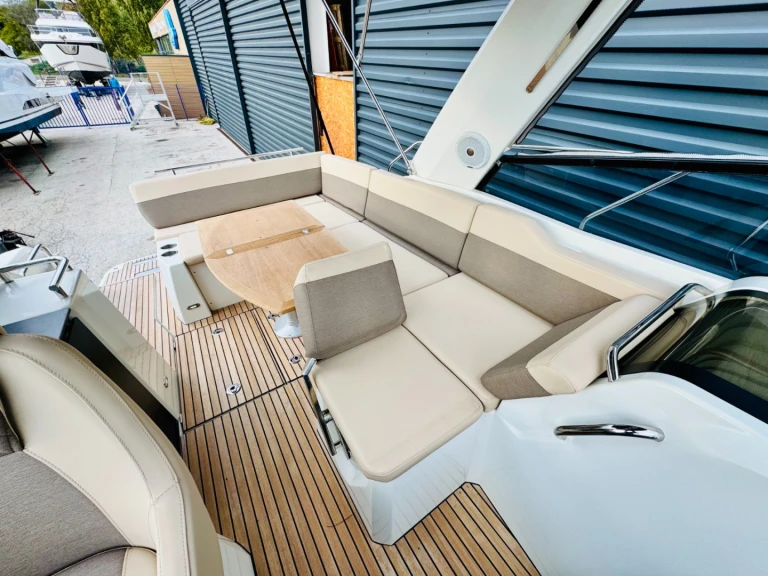 Motorboat rental in Fréjus - Jeanneau Leader 30