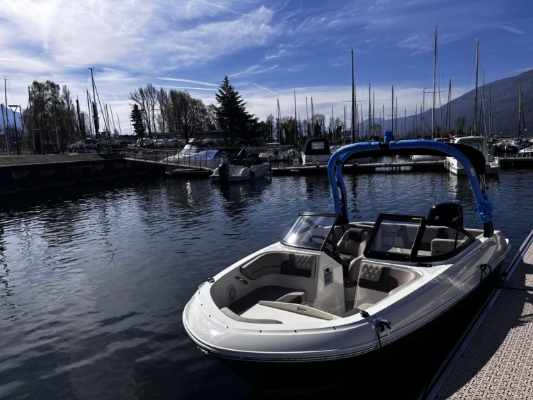 Motorboat rental in Aix-les-Bains - Bayliner VR4