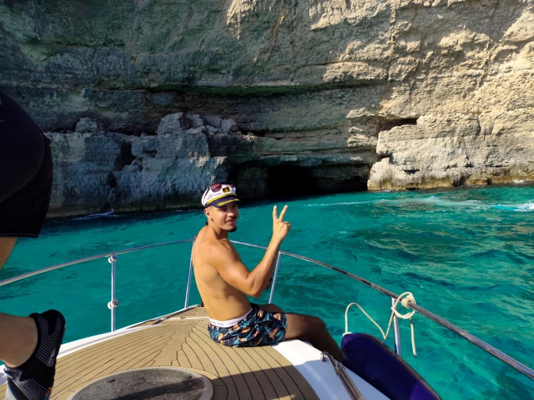 Boat rental Sealine Sealine 240 in Saint Paul's Bay on Samboat