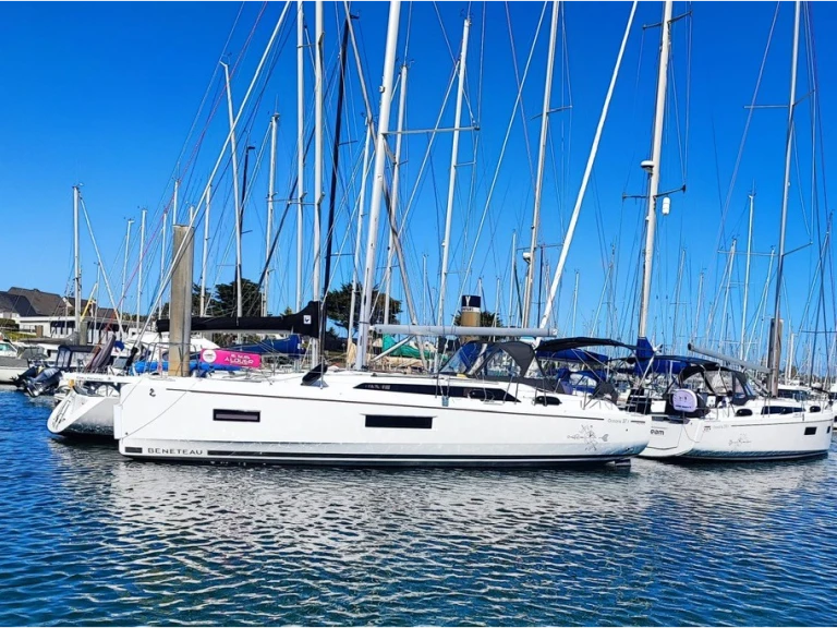 Bénéteau Oceanis 37.1 in Arzon on SamBoat