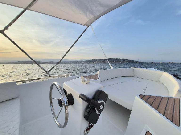 Rent a Silver Silver yacht 495 Cannes