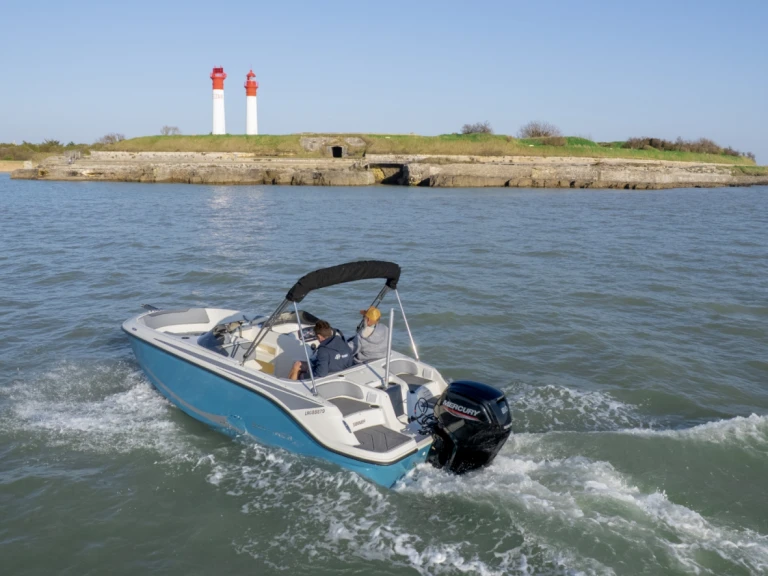 Yacht charter Soubise cheap ELEMENT M17