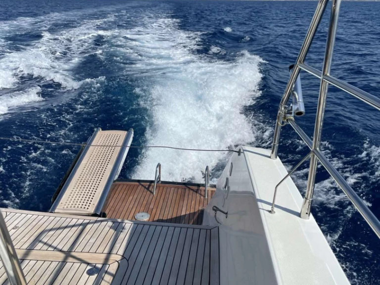 Yacht charter Lávrio cheap Lagoon 630 Motor Yacht