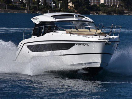 Boat rental Bavaria Bavaria SR38 Hard Top in Trogir on Samboat