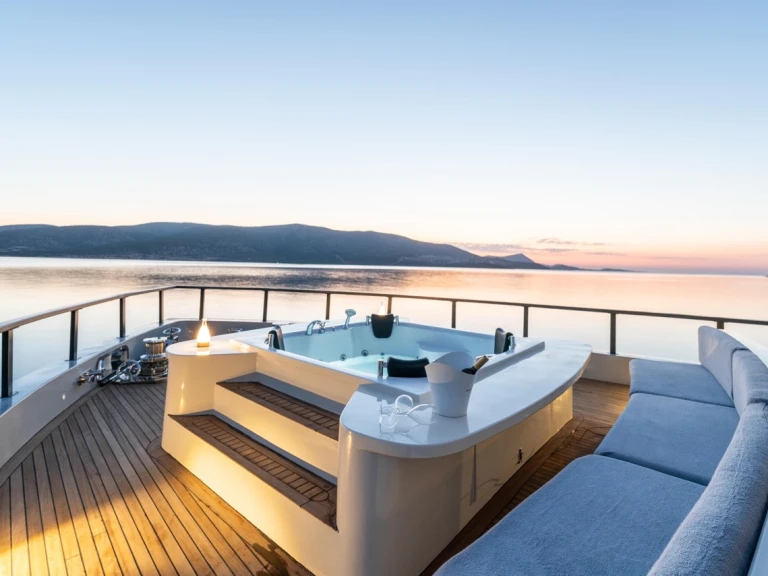 Bareboat Rental Luxury Yacht Custom Made with a boat licence