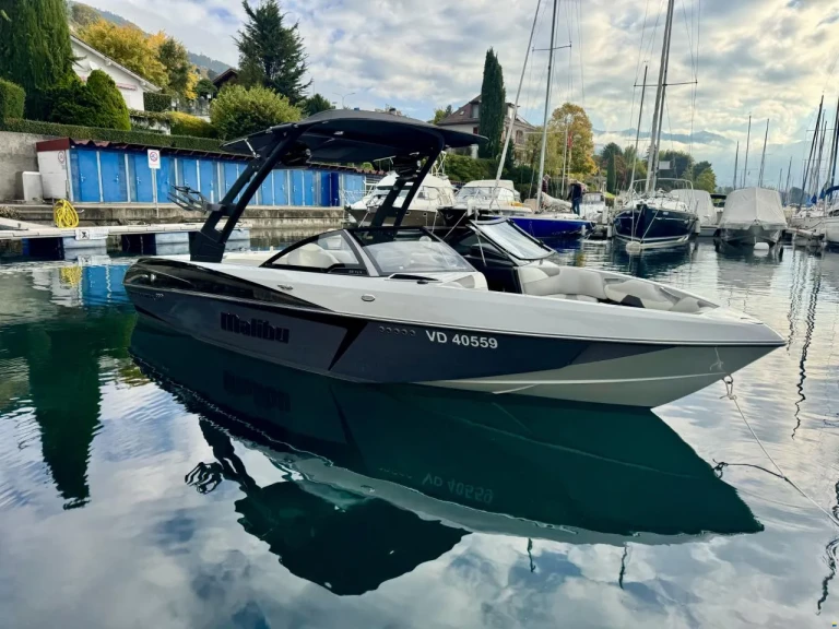 Malibu WakeSetter 22 VLX in Ouchy on SamBoat