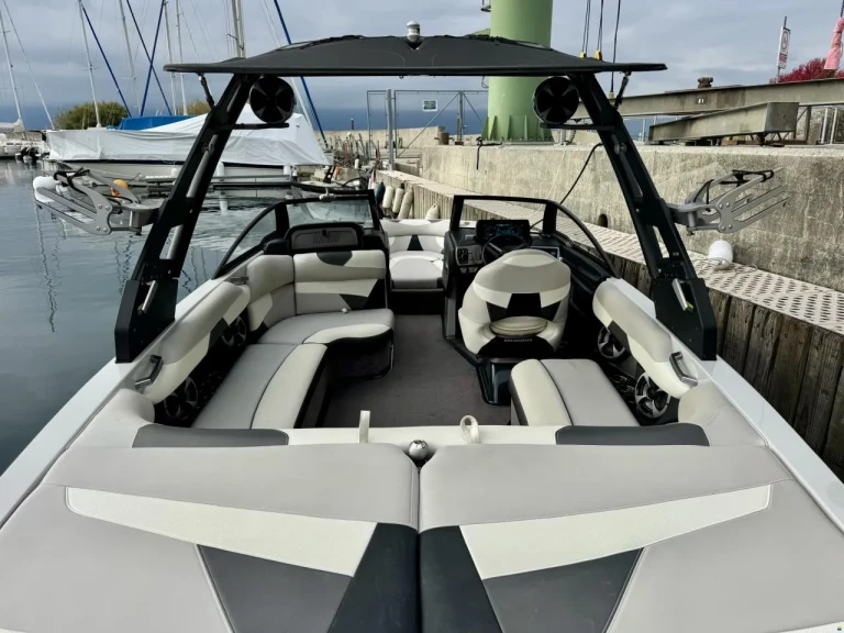 Bareboat Rental Motorboat Malibu with a boat licence