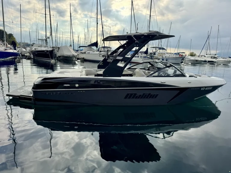 Malibu WakeSetter 22 VLX in Ouchy on SamBoat