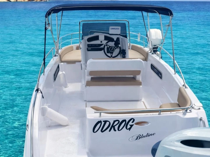 Blumax bluline 21 open in Marina De Cala D'Or on SamBoat