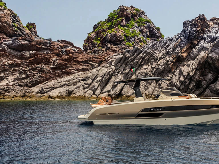 Yacht charter Poltu Quatu cheap Invictus 280 TT