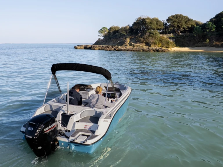 Motorboat rental in Soubise - Bayliner ELEMENT M17