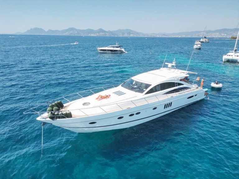 Princess Princess V70 in Vieux Port de Cannes on SamBoat