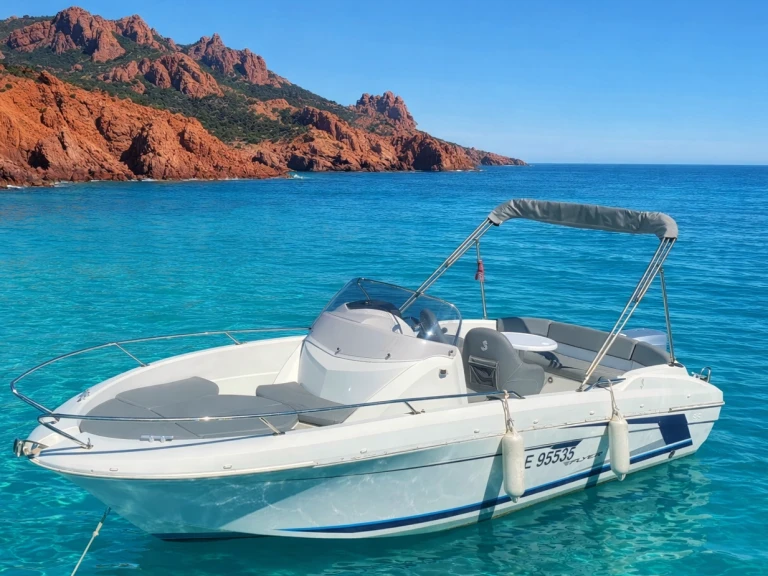 Bareboat Rental Motorboat Bénéteau with a boat licence