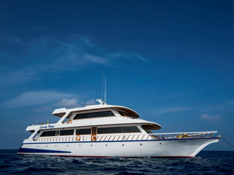 Motorboat for rent Hulhumale at the best price