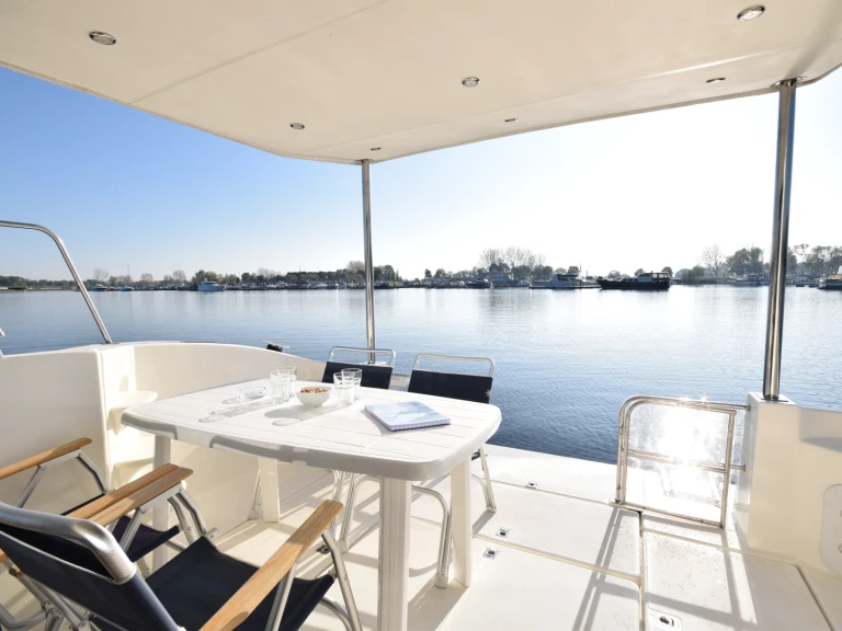 Motorboat for rent Kerkdriel at the best price