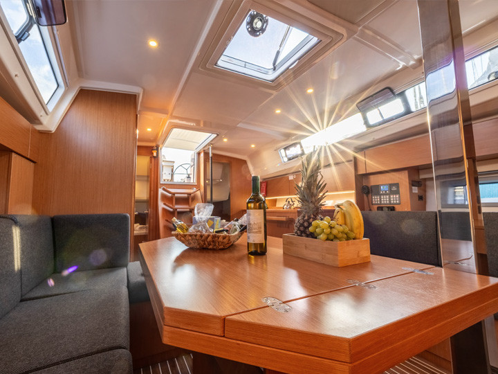 Bavaria Bavaria C42 in Kiáto on SamBoat