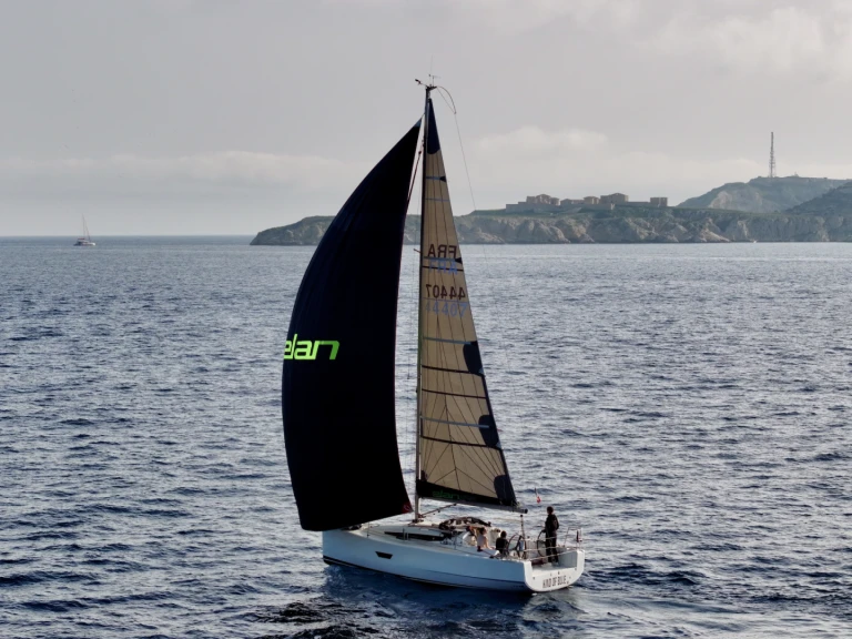 Sailboat rental with or without captain Elan Marseille
