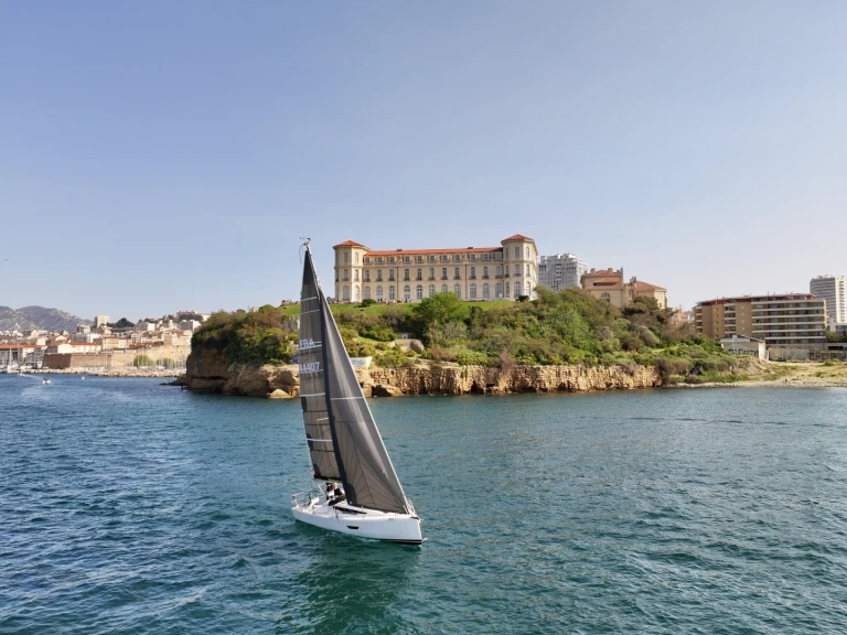 Sailboat for rent Marseille at the best price