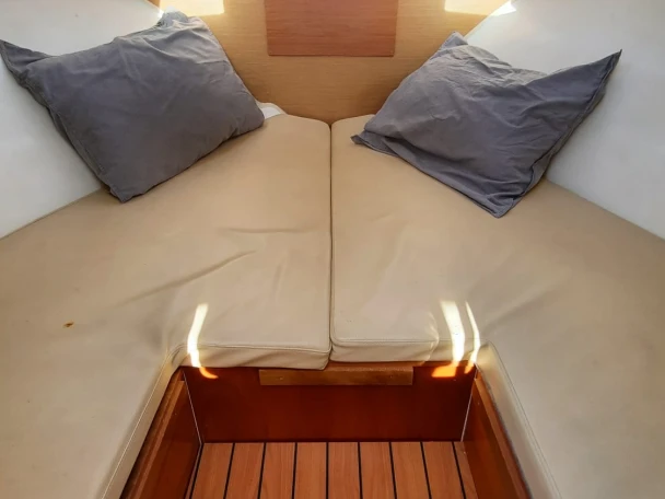 Motorboat rental with or without captain Jeanneau France