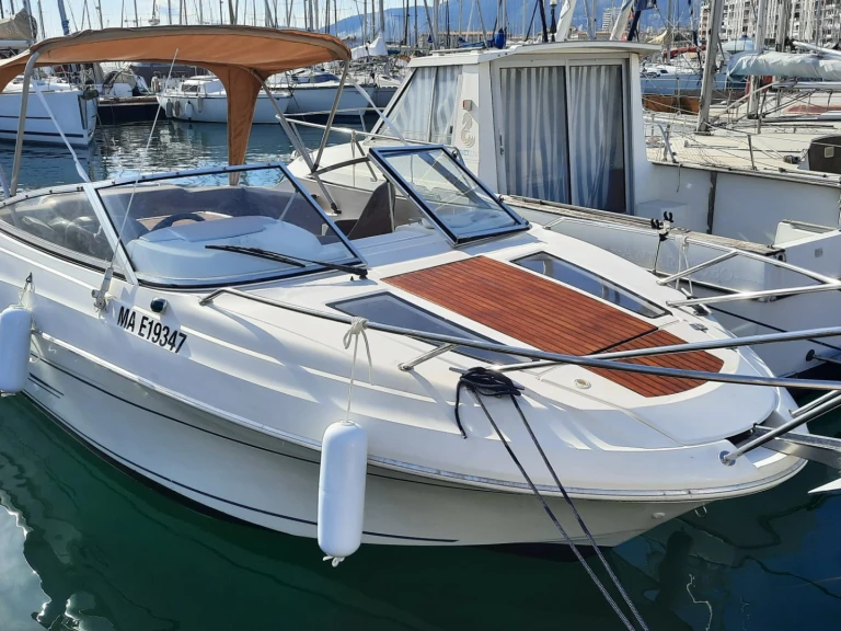 Motorboat rental in France - Jeanneau CAP CAMARAT 6,5 CC Style