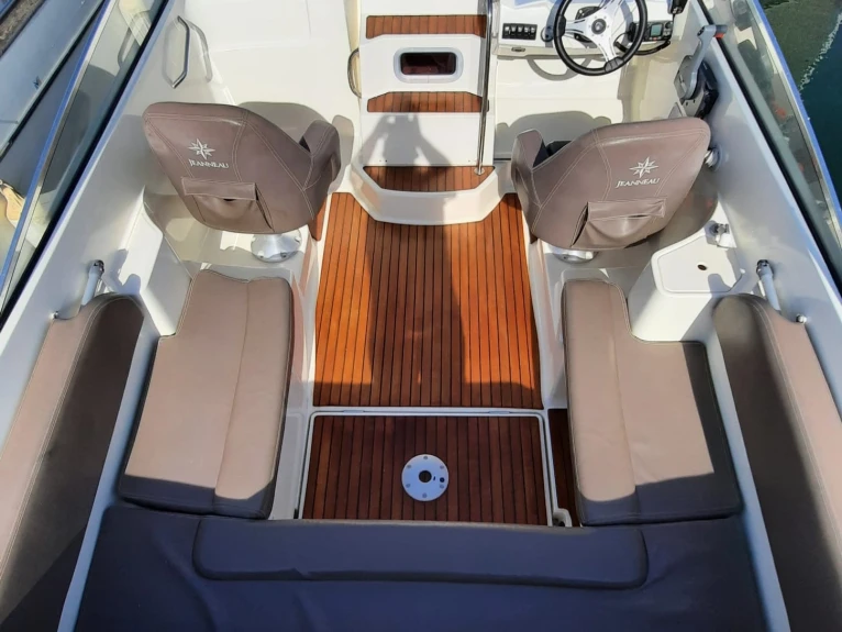 Boat rental Jeanneau CAP CAMARAT 6,5 CC Style in France on Samboat