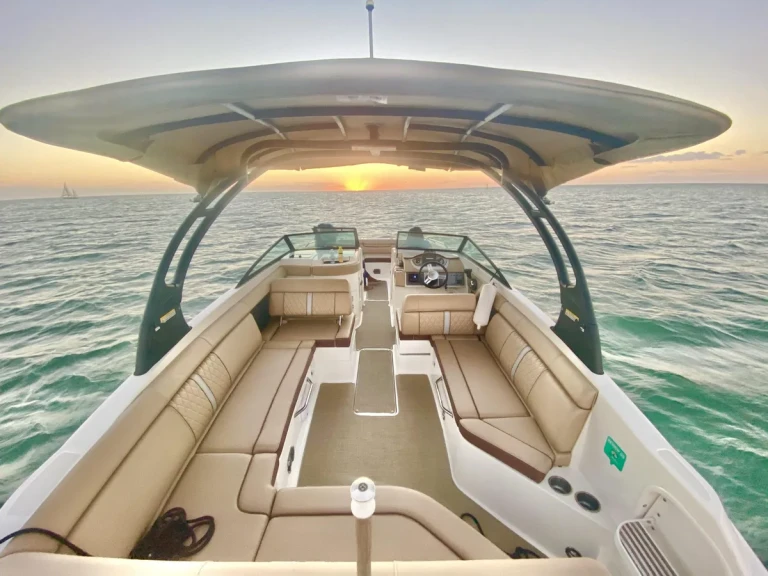 Motorboat for rent New York (City) at the best price