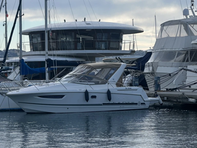 Bareboat Rental Motorboat Jeanneau with a boat licence