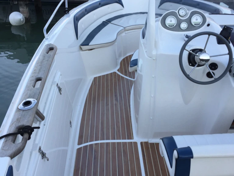 Motorboat for rent France at the best price