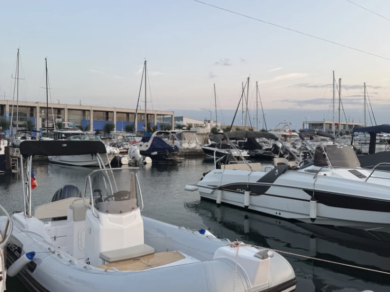 Motorboat for rent Roses at the best price