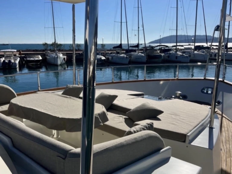 Rent a Falcon Falcon 80 Fly Salerno