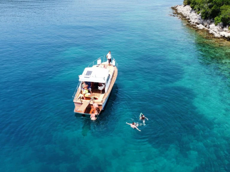 Chris Craft Commander 31 charter bareboat or captained in  Lefkímmi