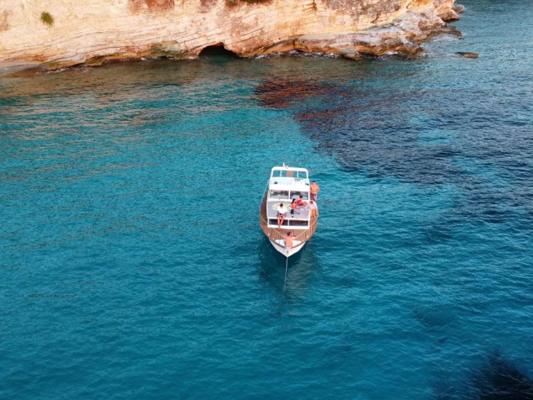 Motorboat rental with or without captain Chris Craft Lefkímmi