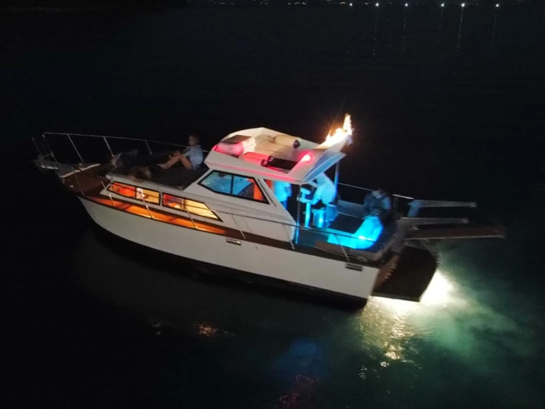 Bareboat Rental Motorboat Chris Craft with a boat licence