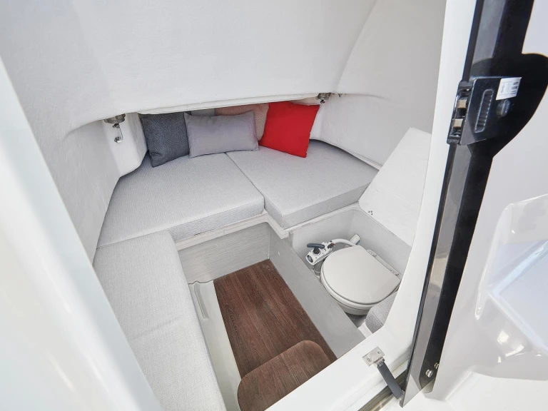 Motorboat rental with or without captain Jeanneau Rapallo