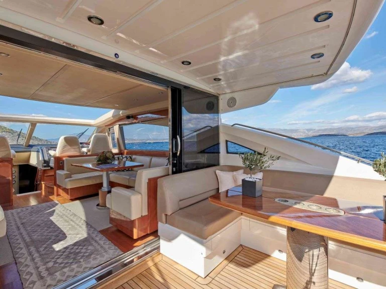 Bareboat Rental Luxury Yacht Princess, UK with a boat licence