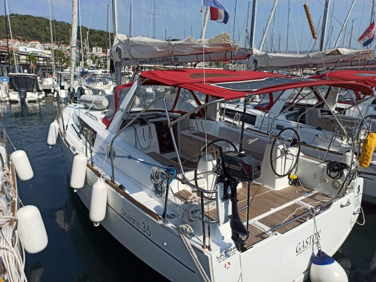 Rent a Bénéteau Oceanis 35 Split