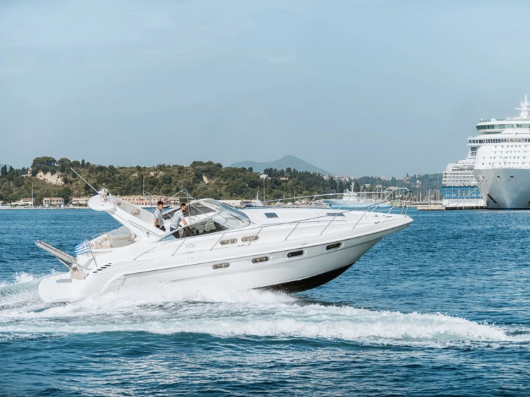 Sealine Sealine S37 in Órmos Bay on SamBoat