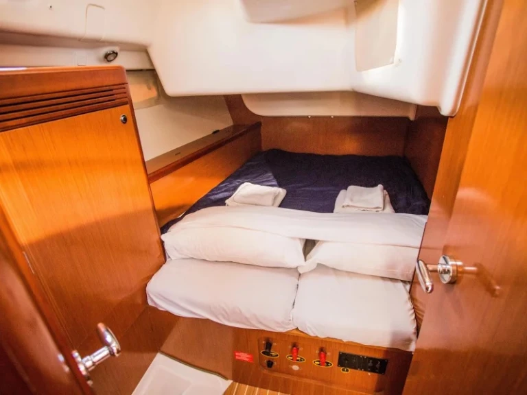 Yacht charter Sithonia cheap Oceanis 43
