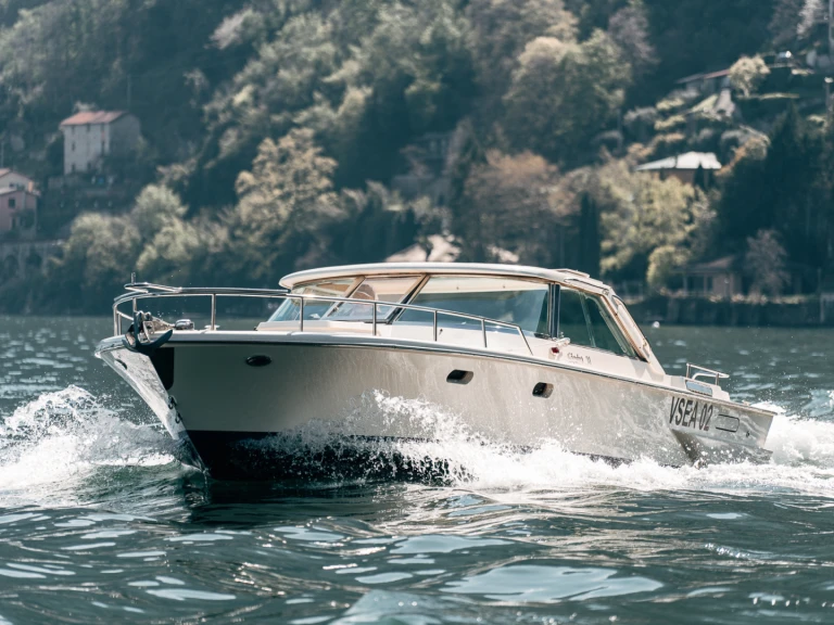 Boat rental Colombo Superindios 31 in Como (City) on Samboat