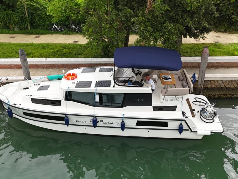 Luxury Yacht for rent Casale sul Sile at the best price