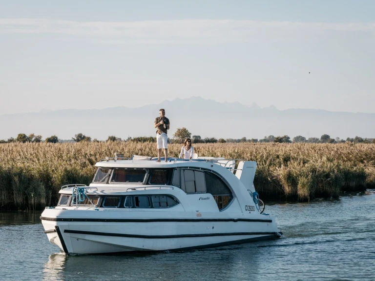 Luxury Yacht rental in Casale sul Sile - Houseboat Holidays Italia S.R.L. Minuetto 6