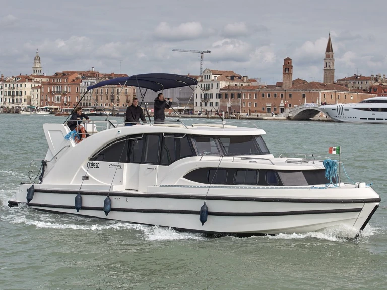 Bareboat Rental Luxury Yacht Houseboat Holidays Italia S.R.L. with a boat licence