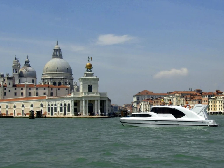 Boat rental Houseboat Holidays Italia S.R.L. Minuetto 6 in Casale sul Sile on Samboat