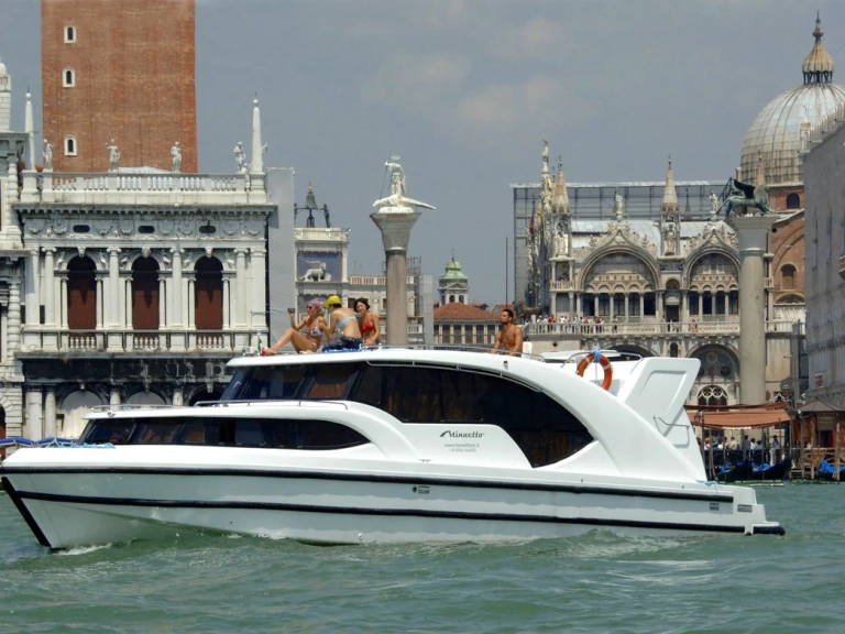 Luxury Yacht rental with or without captain Houseboat Holidays Italia S.R.L. Casale sul Sile