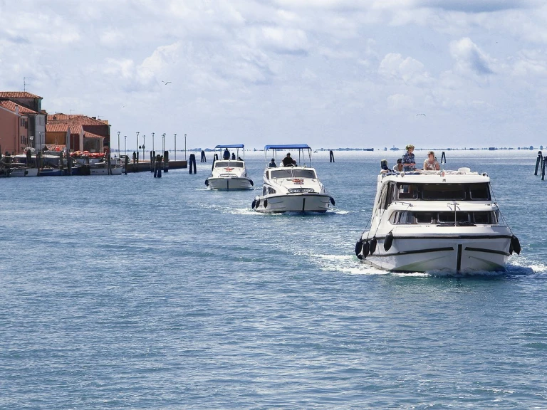 Luxury Yacht rental in Casale sul Sile - Houseboat Holidays Italia S.R.L. Minuetto 6