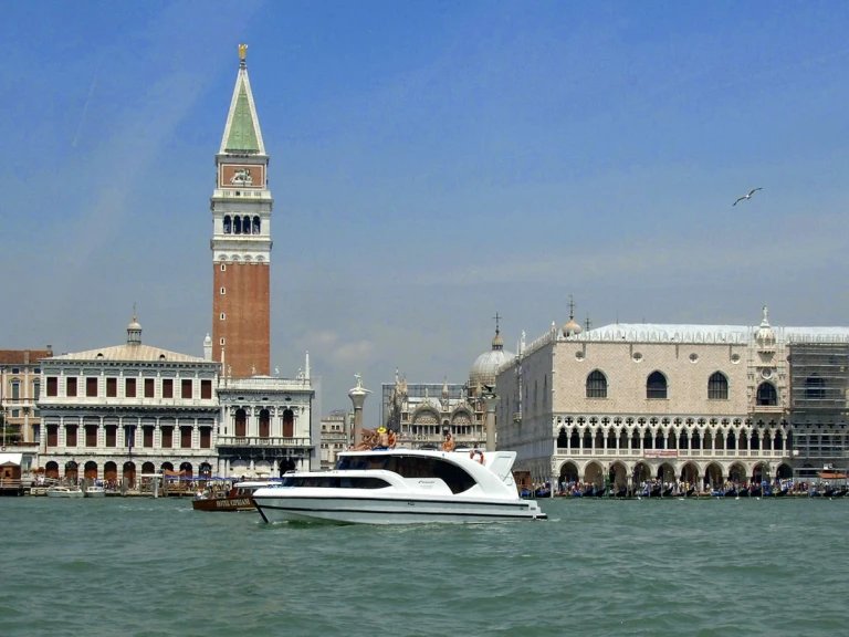 Luxury Yacht rental with or without captain Houseboat Holidays Italia S.R.L. Casale sul Sile