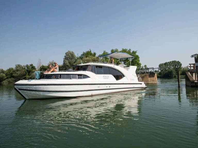Bareboat Rental Luxury Yacht Houseboat Holidays Italia S.R.L. with a boat licence