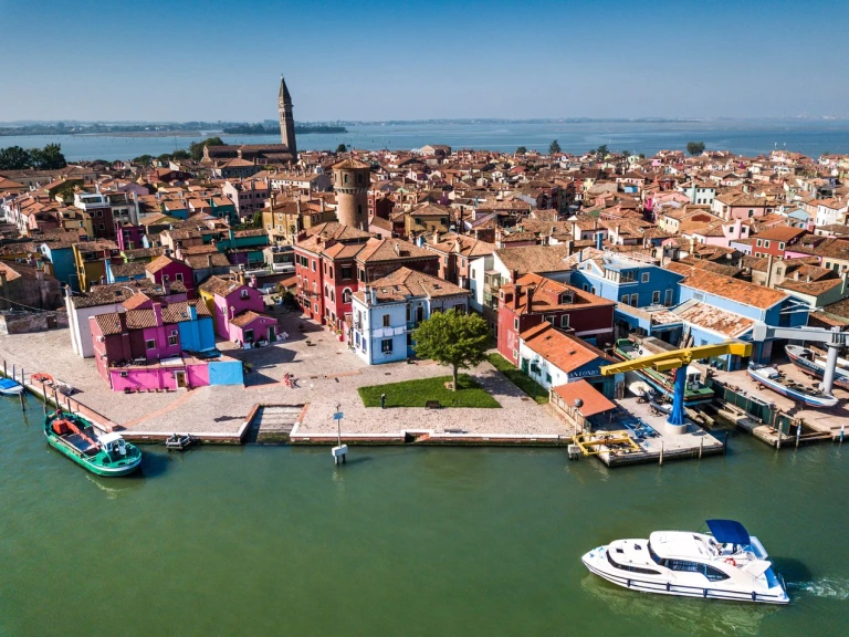 Luxury Yacht rental with or without captain Houseboat Holidays Italia S.R.L. Casale sul Sile